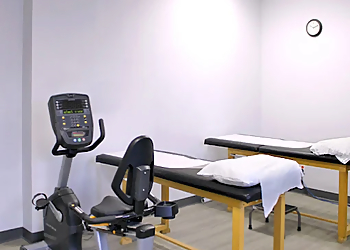 Haslin Shanmuganathan, DPT, CAFCI - LIFEMARK PHYSIOTHERAPY HARWOOD & CLEMENTS - Ajax, ON Physical Therapists - Treatment Room Image