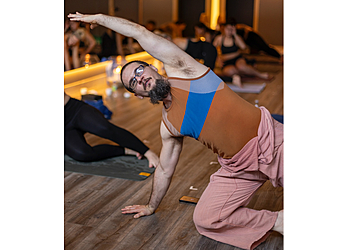 Laval Cours de yoga Idolem Hot Yoga Chaud Centropolis