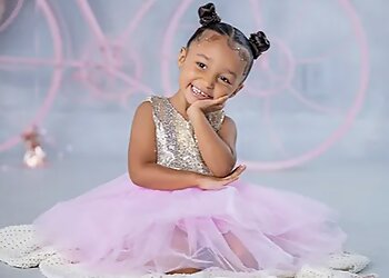 Mississauga babies and family photographer Ivori Studios