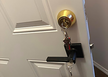 Izzy Pro Locksmith - Brantford, ON Serruriers - Indoor Service Image