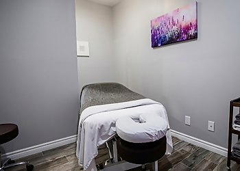 JIN MO - Ultimate Health Clinic - Newmarket, ON Acupuncture - Treatment Room Image