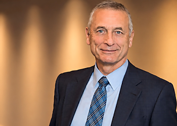 Joseph V. Miller, KC - Edmonton, AB Avocats Pour Faute Professionnelle Médicale - Lawyer Portrait Image