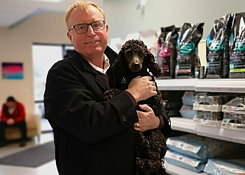 Kenmount Road Animal Hospital - St Johns, NL Cliniques Vétérinaires - Doctor With Patient Image