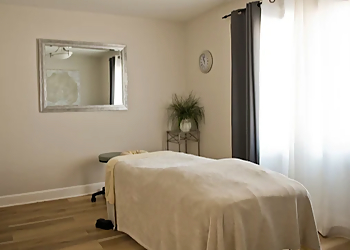 Koorosh Saxton, DOMP, RMT- ACADEMY MASSAGE THERAPY - Winnipeg, MB Ostéopathes - Clinic Interior Image