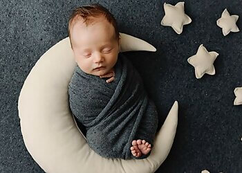 Airdrie babies and family photographer Lace & Locket Photography