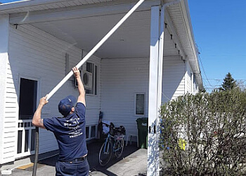 Saguenay window cleaner Laveurs de vitres Rémi Gagnon image 1