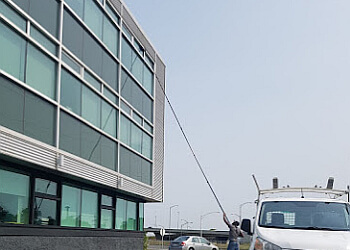 Quebec window cleaner Les Services Net-Pro