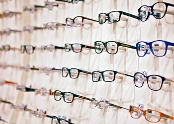 Sherbrooke optometrist Lisiane Tomassini, OD - OPTO-RÉSEAU SHERBROOKE OUEST