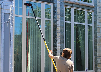 Delta window cleaner Luxe Bros Cleaning