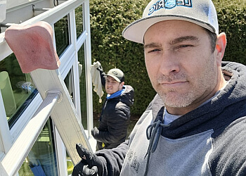 Gatineau window cleaner Léoric laveur de vitres  image 1