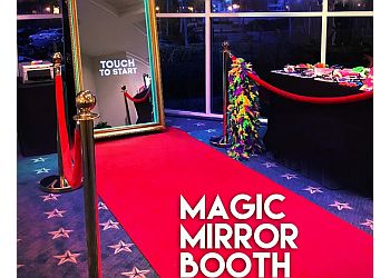 Magic Mirror Photo Booth Montreal / Miroir Magique Cabine Photo Montreal