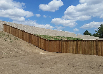 London fencing contractor Naklo Fence & Deck