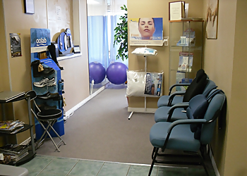 Neha Multani, PT - MEDREHAB GROUP PHYSIOTHERAPY - Hamilton, ON Physiothérapie - Waiting Room