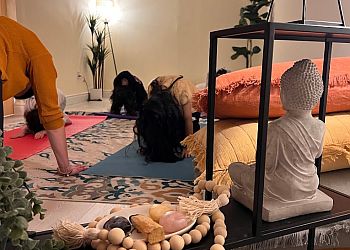 Aurora Cours de yoga  Orange Feather Well-being Haven