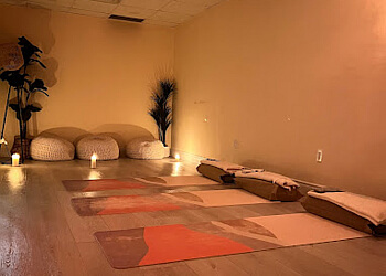 Aurora Cours de yoga  Orange Feather Well-being Haven