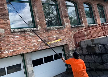 Ottawa window cleaner Performance Window Cleaning