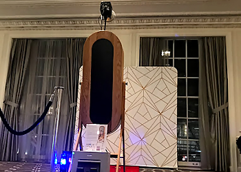 Richmond Entreprises De Photomaton Phonix Magic Mirror Photo Booth