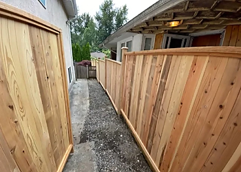 Pivot Cedar Fencing - Maple Ridge, BC Fencing Contractors - Service Image