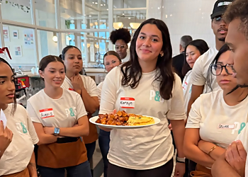 Pür & Simple - Mississauga, ON Breakfast Restaurants - Waitstaff Image
