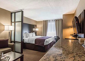 QUATTRO HOTEL & CONFERENCE CENTRE - Sault Ste Marie, ON Hôtels - Hotel Room Image