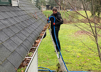 Maple Ridge gutter cleaner R&R Gutters