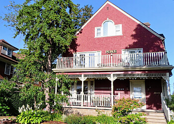 Niagara Falls bed and breakfast Redwood Bed & Breakfast image 1