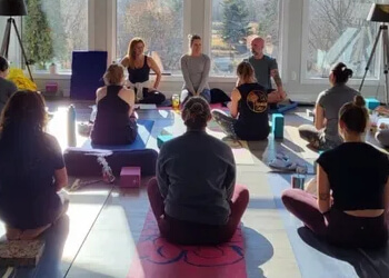 Sherwood Park
Cours de yoga
Rising Moon Studio image 1