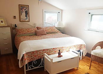 Ajax bed and breakfast Rising Spirit Bed & Breakfast & Wellness