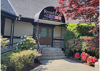 Delta seafood restaurant RiverHouse Restaurant & Pub