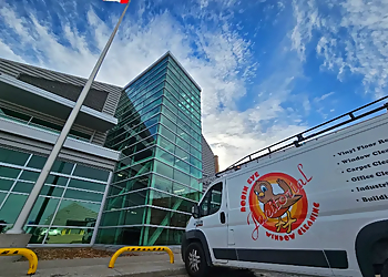 Robin Eye Window Cleaning - Lethbridge, AB Lavages de vitre - Truck Image