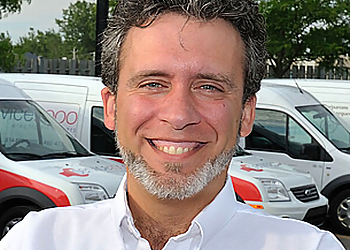 Service 2000 Électroménagers - Longueuil, QC Appliance Repair Services - Technician Portrait Image