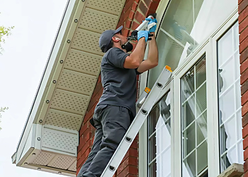 Gatineau window cleaner Shine Bright Window Cleaning