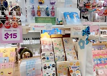 Shop Makers Oshawa Centre - Oshawa, ON Boutiques De Cadeaux - Business Interior Image