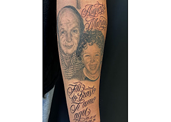 Aurora Salons de tatouage Snail's Grail Tattoo Studio