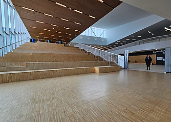 London Centres De Loisirs StarTech.com Community Centre, YMCA, & Library