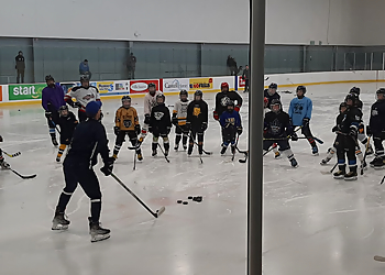 London Centres De Loisirs StarTech.com Community Centre, YMCA, & Library