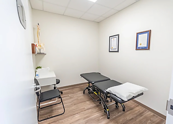 Steven Peach, PT, MPT, BHK - PEACH PHYSIOTHERAPY & WELLNESS CENTRE - Chatham, ON Physiothérapie - Treatment Room Image