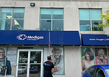 Newmarket window cleaner Stone Cliff Window Cleaning Inc.