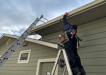 Kelowna gutter cleaner SurroundZ Seamless Eavestroughs Inc.
