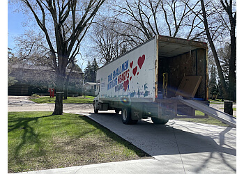 Winnipeg Déménageurs Two Small Men with Big Hearts Moving Co.