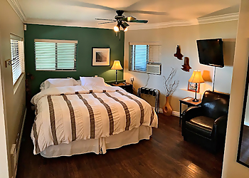 The Fraser River's Edge B&B Lodge - Chilliwack, BC Bed And Breakfast - Bed Interior Image