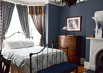 The Roses Heritage Inn - St Johns, NL Bed And Breakfast - Bed Interior Image