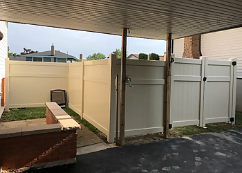 Welland fencing contractor Vinyl-Fencing.ca