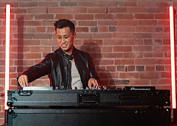 Burnaby dj We Know Music DJ Services