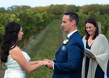 Weddings with Lori - St Catharines, ON Célébrants De Mariage - Service Highlights