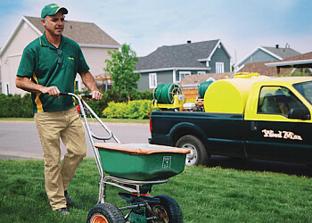Gatineau lawn care service Weed Man | Entretien de pelouses