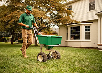 Weed Man Sudbury - Sudbury, ON Service D'Entretien De Pelouse - Field Work Image