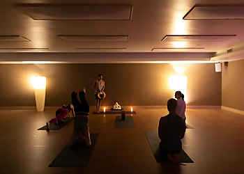 Yoga Public - Winnipeg, MB Cours de yoga - Studio Image