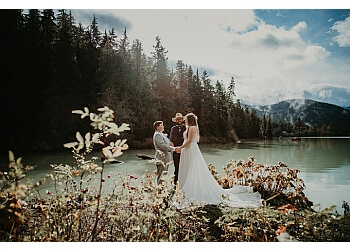 Vancouver Célébrants De Mariage Young Hip & Married