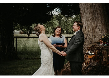 Vancouver Célébrants De Mariage Young Hip & Married